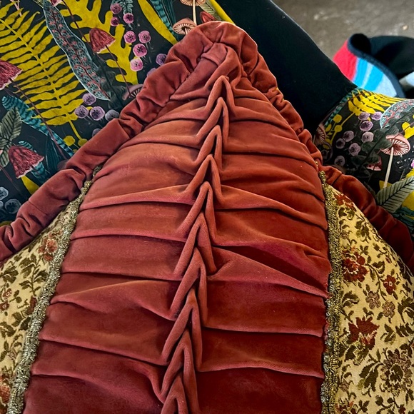 VINTAGE Ornate frilly floral throw pillow - Picture 3 of 4